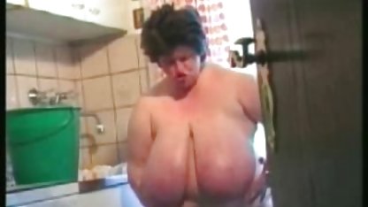 مادر او فیلم سکسی پسر با مامان را برداشت و پیر و جوان بازی